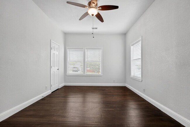 Building Photo - 806 E 3rd St