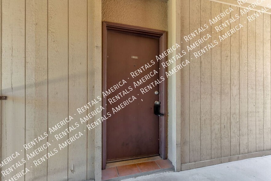 Building Photo - 1810 E Blacklidge Dr