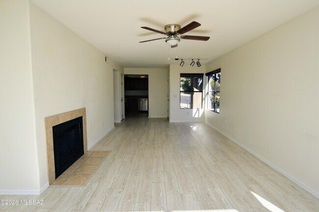 Building Photo - 5855 N Kolb Rd