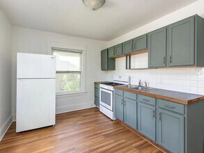 Building Photo - "Charming 2-Bedroom Gem with Ample Space on Cottage Grove Avenue!"