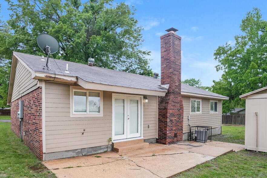Building Photo - 732 Charter Oak Dr