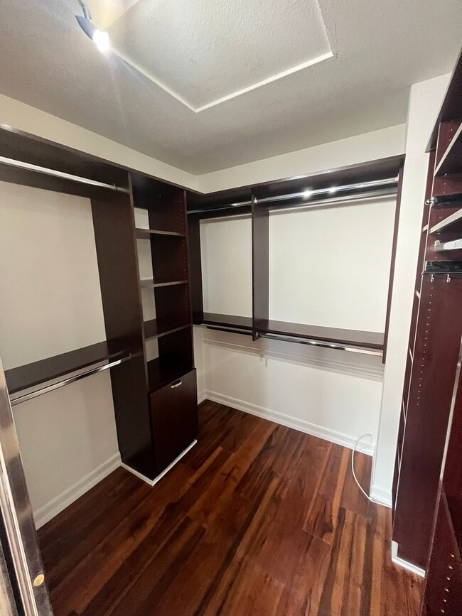 Building Photo - Spacious 3-Bedroom, 2.5-Bathroom Home