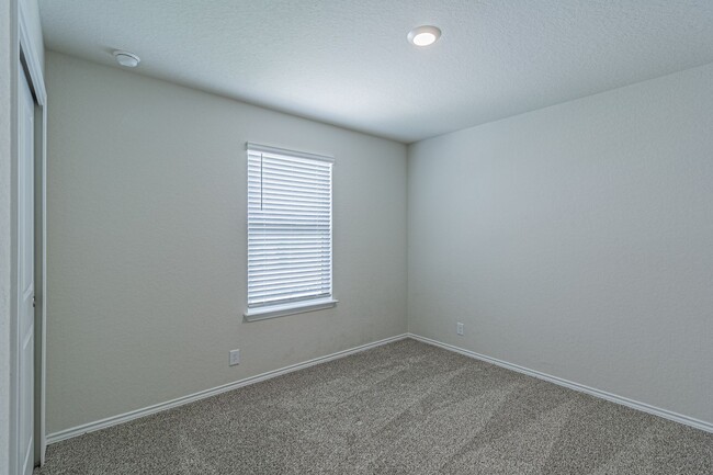 Building Photo - 4 bd/2 ba available NOW!! Wiseman/Talley F...