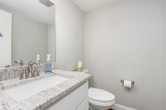 Building Photo - 4901 Stonehill Dr