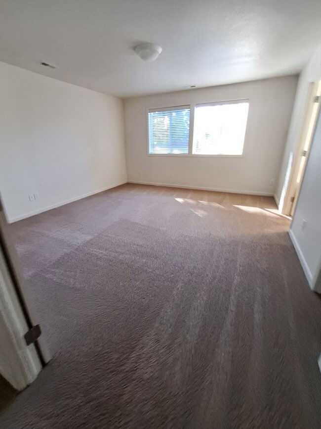 Building Photo - Great 3 bedroom - King City Pet friendly h...