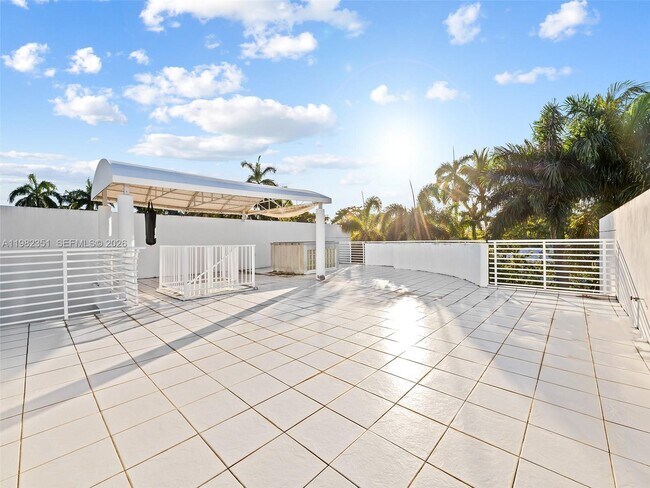 Building Photo - 450 Victoria Terrace