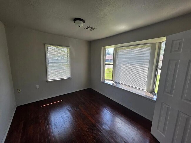Building Photo - 10311 Bellview Dr