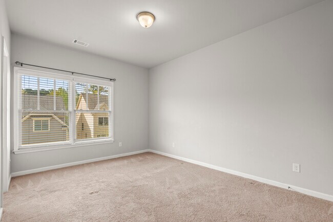 Building Photo - Townhouse - 4 Beds - 4 Bath