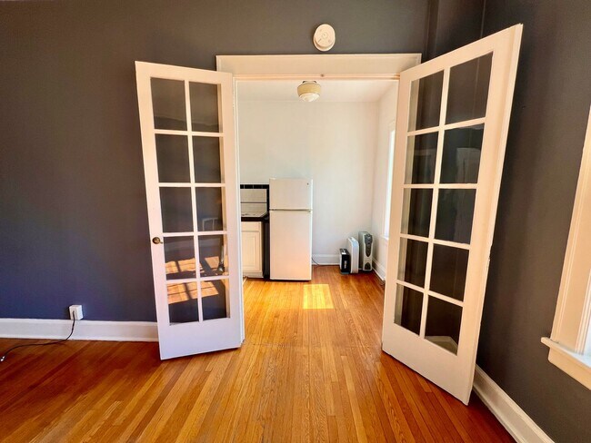 Building Photo - Historic Studio with Murphy Bed, Storage & Prime Alphabet District Location!