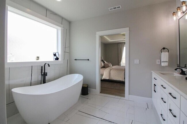 Building Photo - Move in ready luxury home!