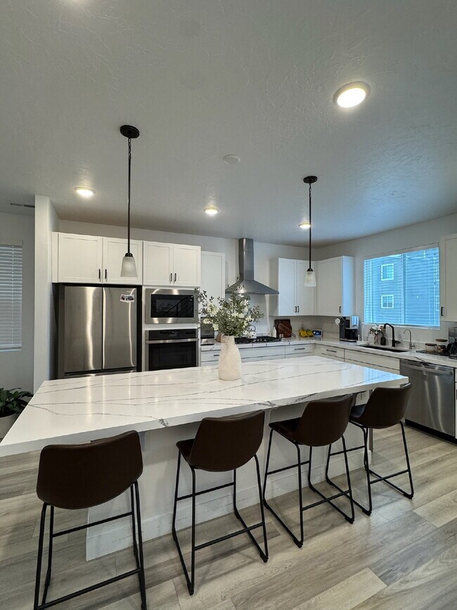 Building Photo - "Spacious 4-Bed Townhouse with Scenic Views & Rooftop Patio in American Fork!"