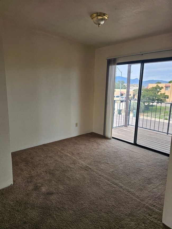 Building Photo - Amazing 2 bedroom with indoor laundry
