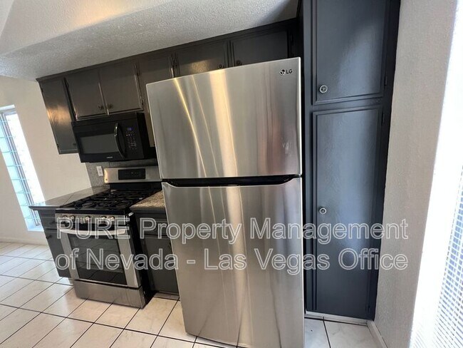 Building Photo - 1405 E Vegas Valley Dr