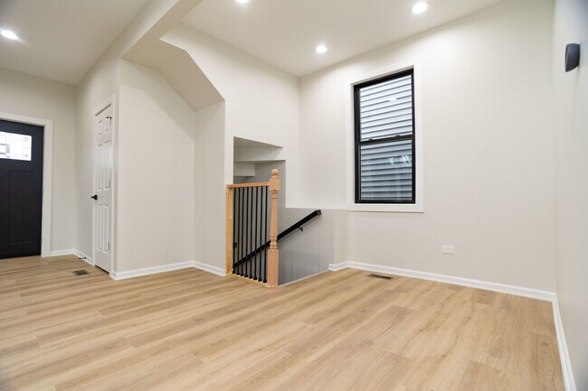 Building Photo - 3111 N Oakley Ave