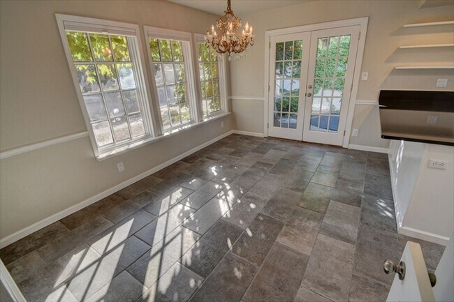 Building Photo - 9651 Village Green Dr NE