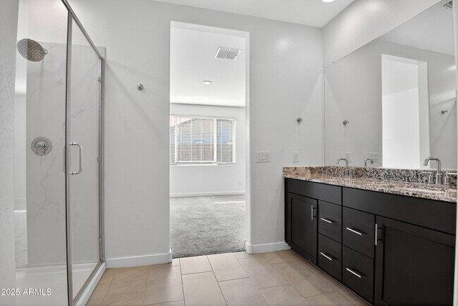 Building Photo - 2555 W Sunland Ave