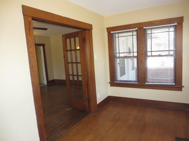 Building Photo - 826 Nuttman Ave