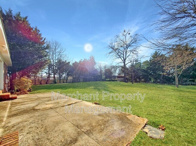 Building Photo - 100 Pine Wood Dr