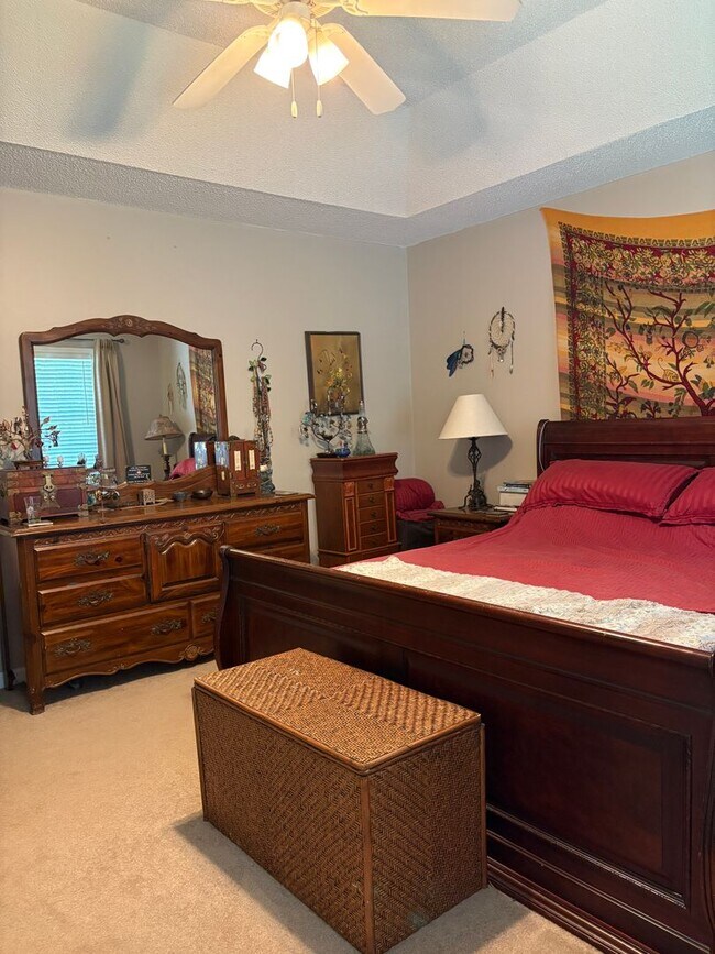 Building Photo - Large, private home in Rivercliff