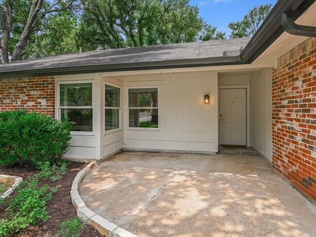 Building Photo - Recently Renovated throughout! Light and B...