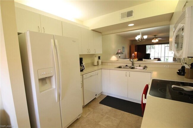 Building Photo - 273 Robin Hood Cir