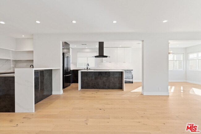 Building Photo - 153 S Palm Dr