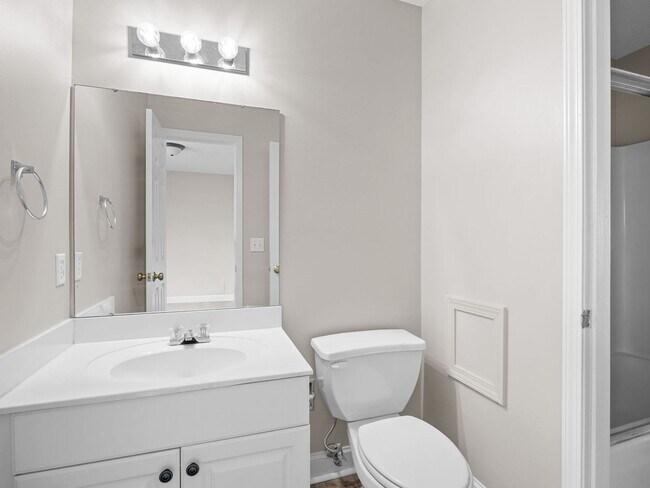 Building Photo - Freshly Renovated 2 BR, 2.5 BA Townhome Mi...