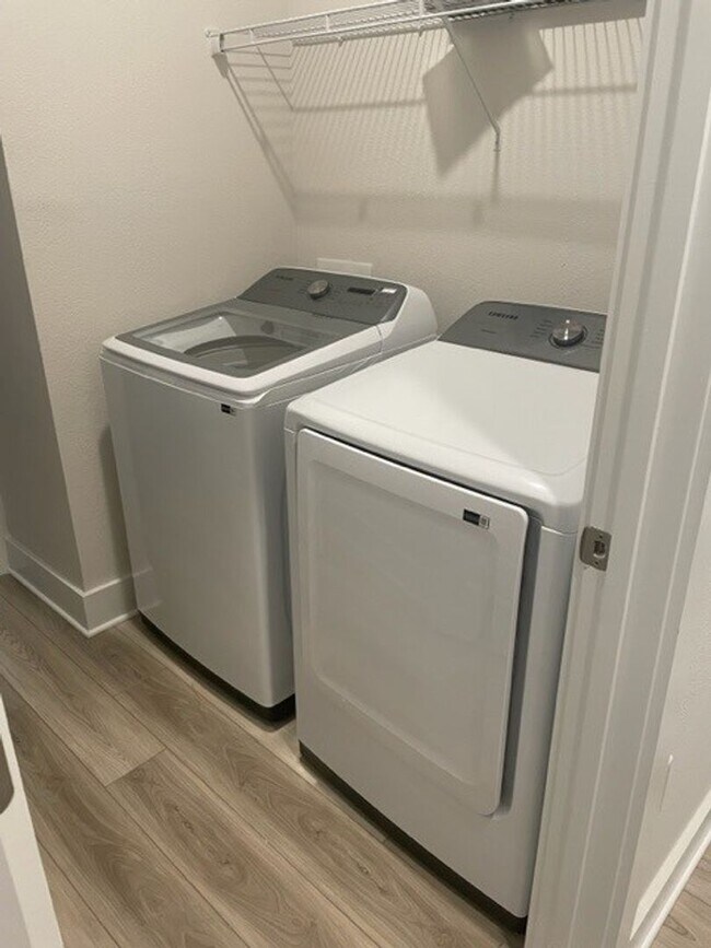 Building Photo - 4 Bedroom/2 Bathroom Minutes from Local Beach!