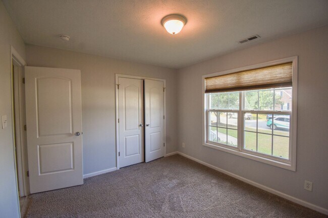 Building Photo - 5 Bedroom 3 Bathroom- Small Pets Okay