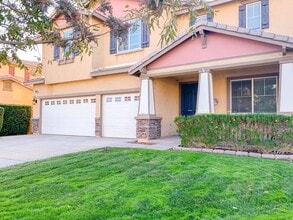 Building Photo - Large 5-Bedroom Home in the Heart of Lake ...