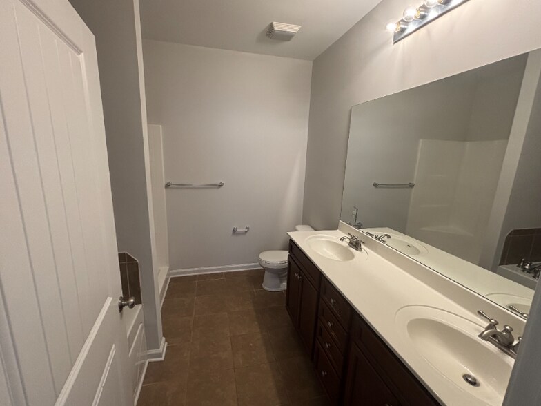 Building Photo - 411 Prom Dr SW