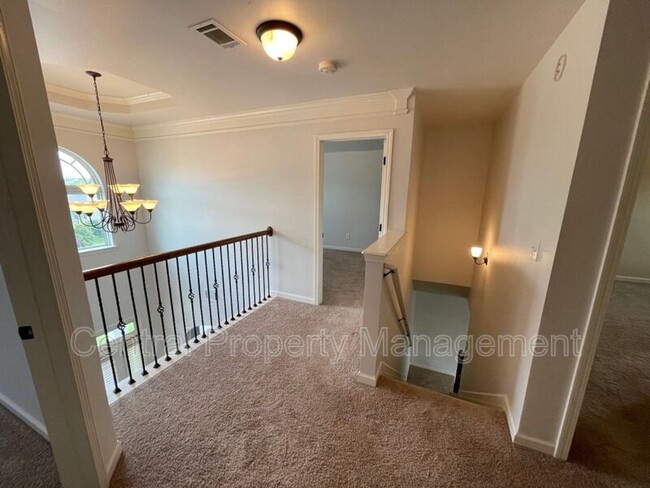 Building Photo - 514 W Holloway Dr