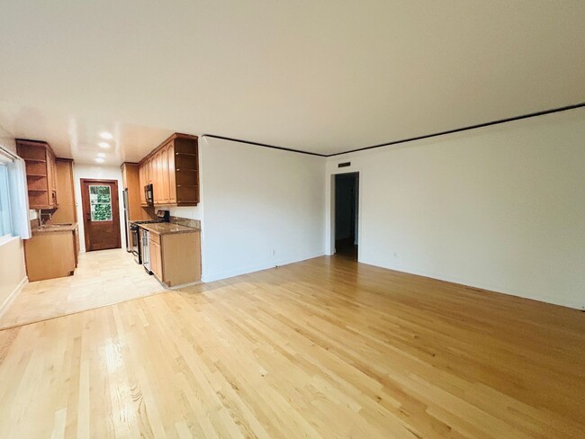 Building Photo - 3645 Kelton Ave