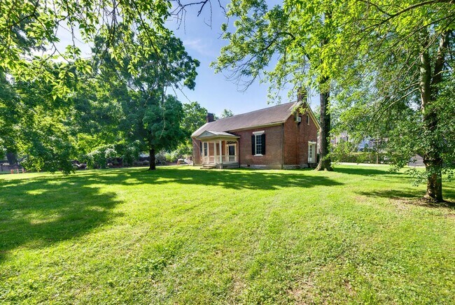 Building Photo - Charming 4BE/3BA Home in Historic Downtown Franklin!