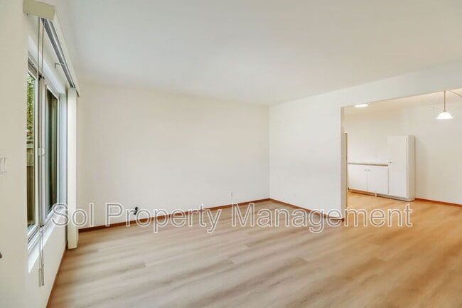 Building Photo - 5 Treanor St