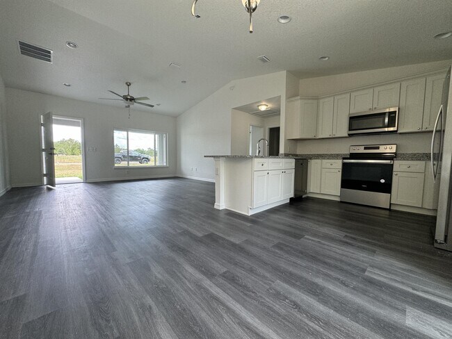 Building Photo - 91 Maple Dr