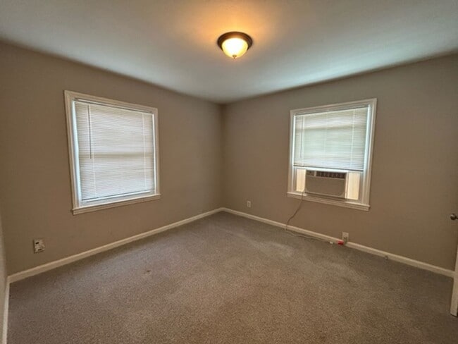 Building Photo - Charming 3-Bedroom Home in a Convenient Hu...