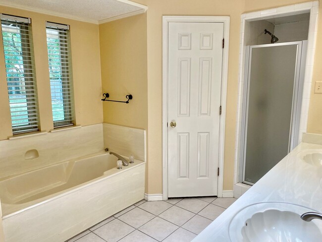 Building Photo - Lovely Home in Downtown Granbury