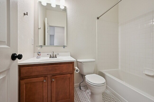 Building Photo - 3-Bed Townhouse with Open Floorplan, 2.5 Baths, and Fireplace in Rolling Hills!