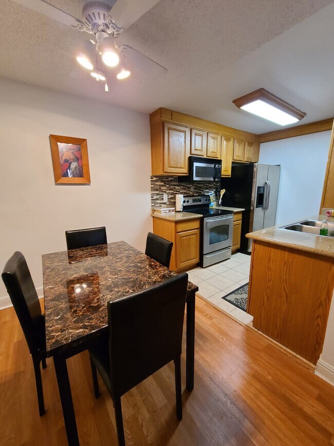 Building Photo - 1515 E Reno Ave