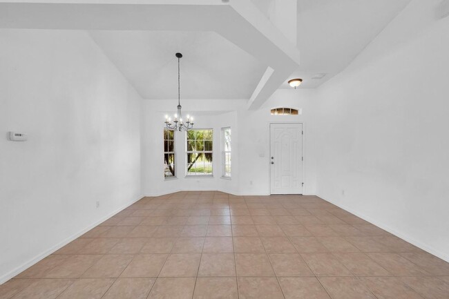 Building Photo - 214 SW Milburn Cir
