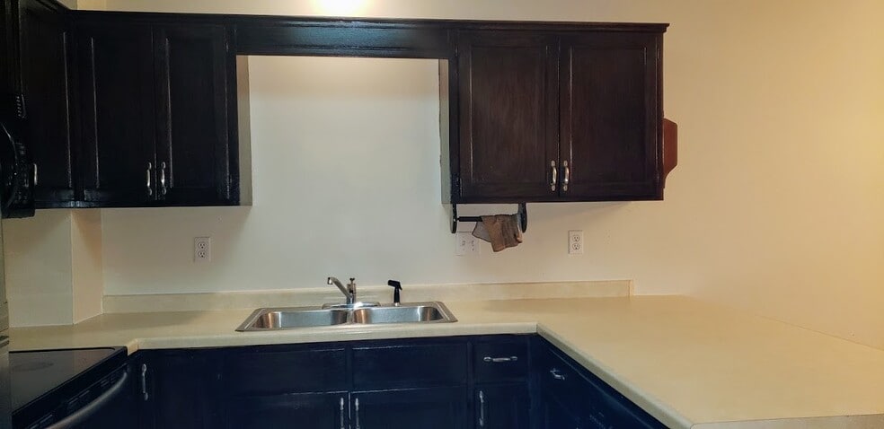 Building Photo - 2323 Amberwood Dr