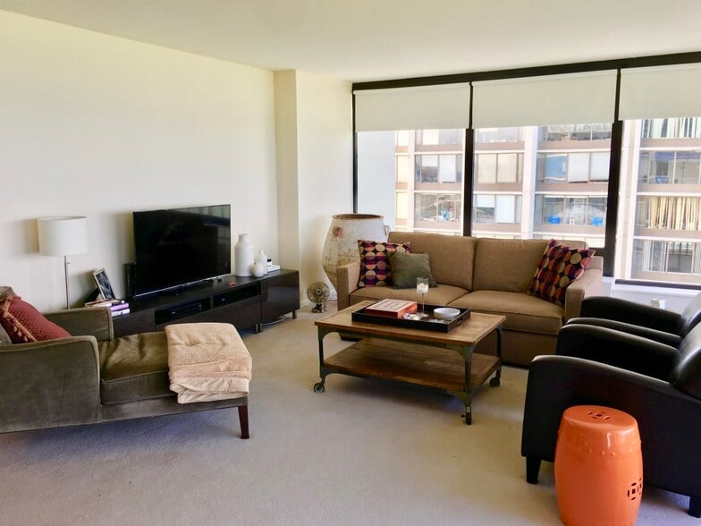 Living Room - 5445 N Sheridan Rd