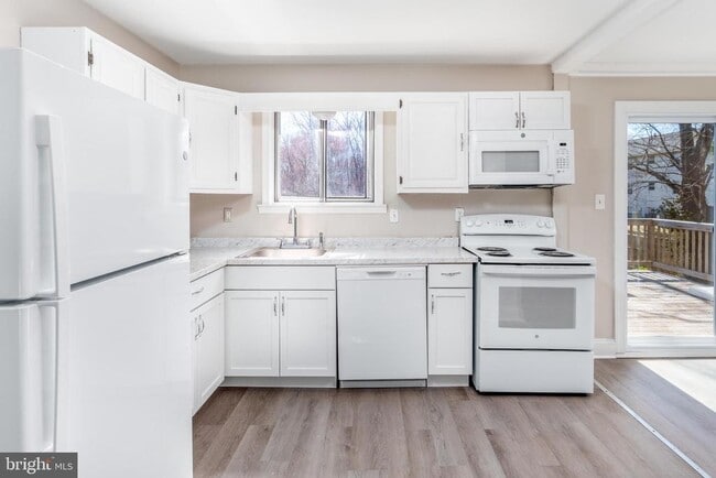 Building Photo - 150 Fairway Rd