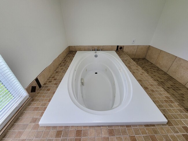 Building Photo - This fully renovated 3-bedroom, 2-bath home features a modern kitchen, large master suite with a ...