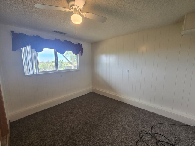 Building Photo - Spacious 3BD/2.5B Arcata home boasts farml...