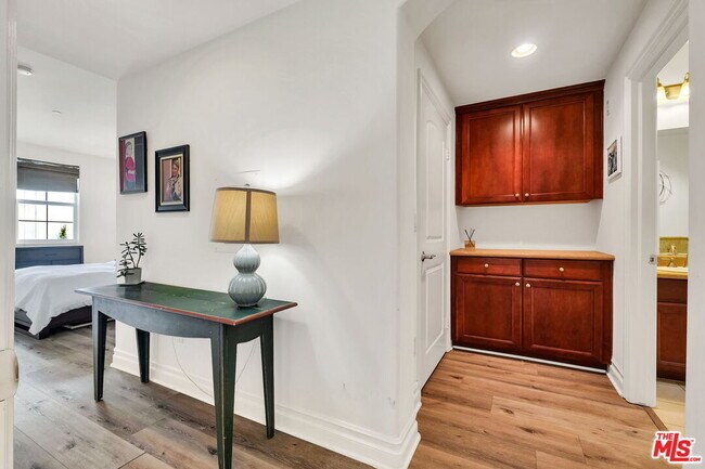 Building Photo - 15206 Burbank Blvd