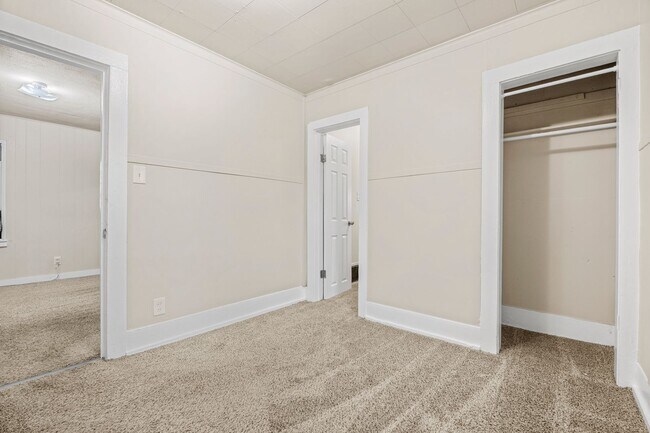 Building Photo - 3 Bedroom 1 Bath 2 Stall Detached Garage