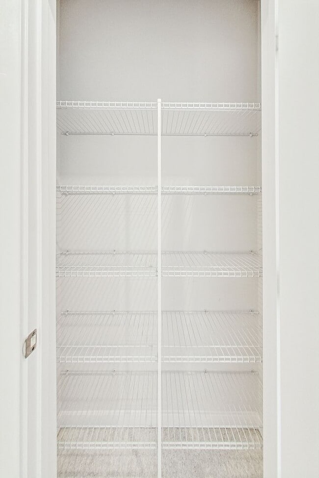 Building Photo - Contemporary 4 bedroom, 3.5 bath Open Concept Townhome!