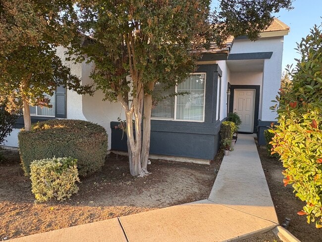 Building Photo - 10100 Grand View Summit Dr